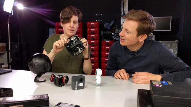 Bild: WDR/Katja Engelhardt Die Ingenieurin Laura Tober (l) führt Johannes verschiedene 360-Kameras vor.