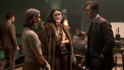 Die junge Joan Stanley (Sophie Cookson) lernt den kommunistischen Studentenführer Leo (Tom Hughes) und die Aktivistin Sonya (Tereza Srbova) kennen.