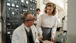 Die junge Naturwissenschaftlerin Joan Stanley (Sophie Cookson) arbeitet im nuklearen Geheimprogramm von Peter Kierl (Stephen Boxer).