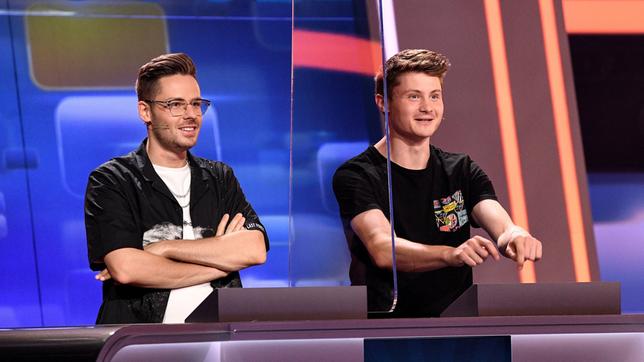 Bild: ARD/Uwe Ernst Die Kandidaten des Teams „Internet“: Die Internetstars Sebastian Meyer und Felix von der Laden.