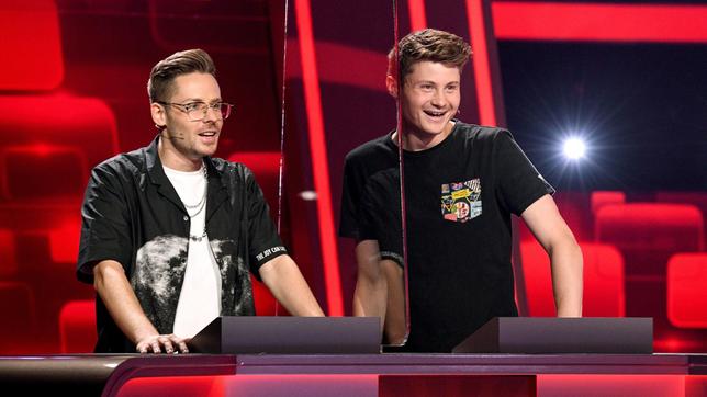 Bild: ARD/Uwe Ernst Die Kandidaten des Teams „Internet“: Die Internetstars Sebastian Meyer und Felix von der Laden.