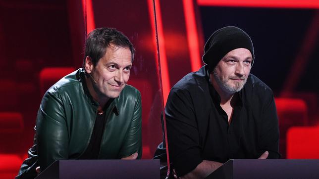 Bild: ARD/Uwe Ernst Die Kandidaten des Teams „Komik“: Der Komiker und Kabarettist Dieter Nuhr und der Comedian Torsten Sträter.