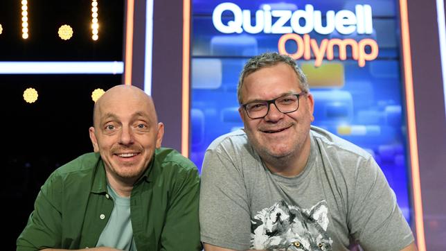 Bild: ARD/Uwe Ernst Die Kandidaten des Teams "WWDS": Comedian Bernhard Hoëcker und Moderator Elton, beide Rateteamkapitäne in der Sendung "Wer weiß denn sowas?".