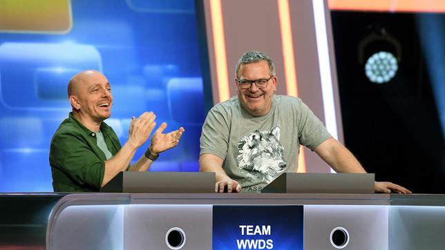Bild: ARD/Uwe Ernst Die Kandidaten des Teams "WWDS": Comedian Bernhard Hoëcker und Moderator Elton, beide Rateteamkapitäne in der Sendung "Wer weiß denn sowas?".