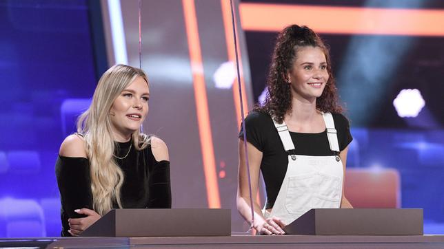 Bild: ARD/Uwe Ernst Die Kandidatinnen des Teams "Beauty": Die Influencerin Dagi Bee und das Model Betty Taube.