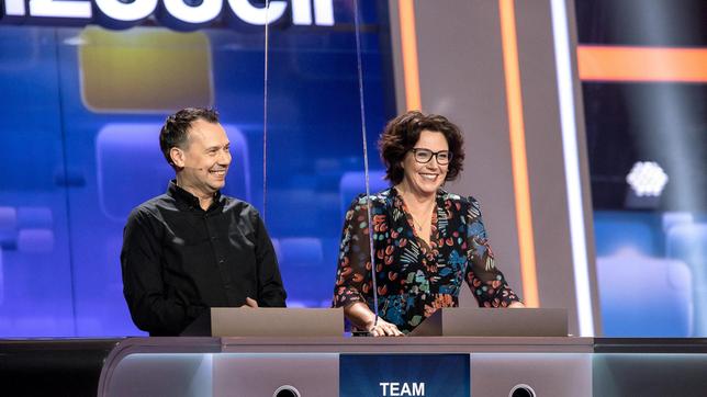 Bild: ARD/Arne Vollstedt Die KandidatInnen des Teams "Bestseller": Der Schriftsteller Sebastian Fitzek und die Schriftstellerin Ildikó von Kürthy.