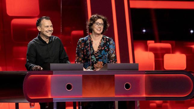 Bild: ARD/Arne Vollstedt Die KandidatInnen des Teams "Bestseller": Der Schriftsteller Sebastian Fitzek und die Schriftstellerin Ildikó von Kürthy.