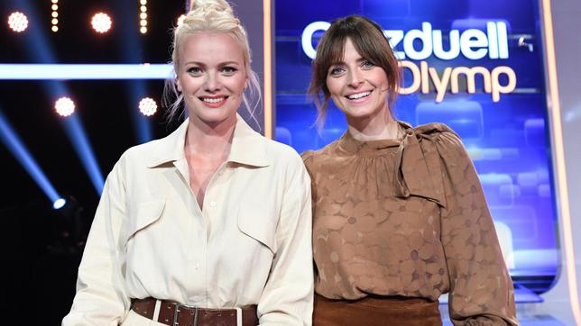 Bild: ARD/Uwe Ernst Die Kandidatinnen des Teams "Laufsteg": Franziska Knuppe und Eva Padberg, beide Models.