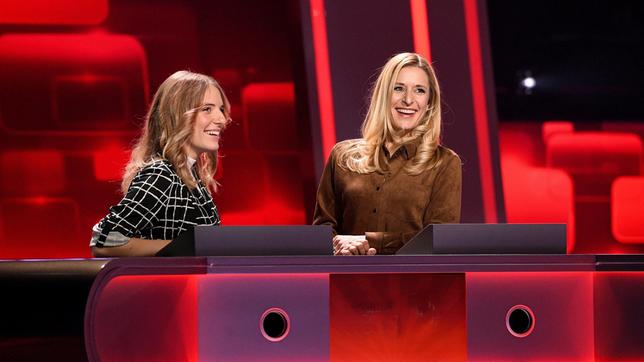 Bild: ARD/Uwe Ernst Die Kandidatinnen des Teams „Musik“: Sängerin Johanna Mross und ihrer Mutter, die Musikerin Stefanie Hertel.