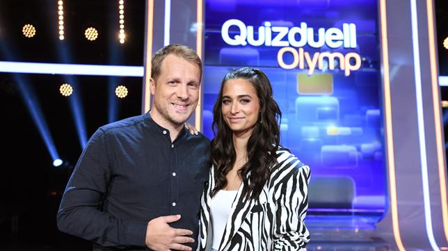 Bild: ARD/Uwe Ernst Die Kandidat:innen des Teams "Pocher": Der Entertainer Oliver Pocher und die Moderatorin Amira Pocher,