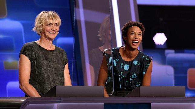 Bild: ARD/Uwe Ernst Die Kandidatinnen des Teams „Sport“: Heike Drechsler, ehemalige Olympiasiegerin im Weitsprung und Malaika Mihambo, ehemalige Weltmeisterin im Weitsprung.