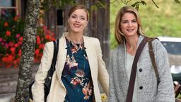 Die Karrierefrau Frieda Richthofen (Alma Leiberg, li.) setzt die Privatdetektivin Helena Hartmann (Rike Schmid) im Streit ums Sorgerecht auf ihre eigenen Kinder an.