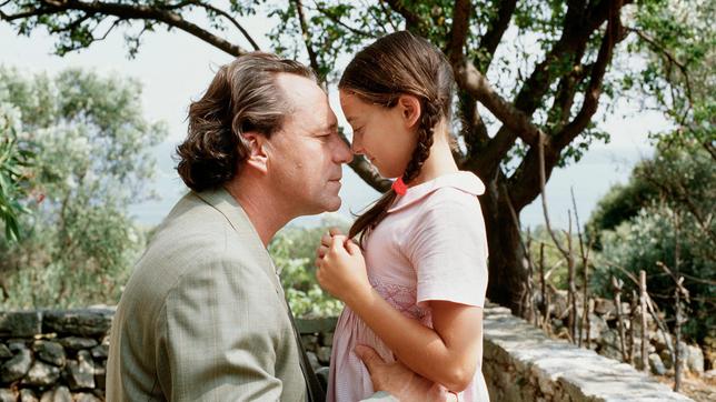 Die kleine Christine (Maral Schäfer) liebt ihren Vater (Gerd Silberbauer).