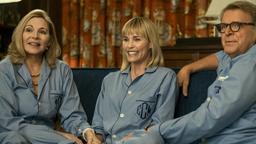 Die Künstlerin Ellie (Leslie Bibb, Mitte) wird als Liebling ihrer wohlhabenden Eltern, Tigger (Kim Cattrall, li.) und Bill (David Rasche, re.), gepampert.