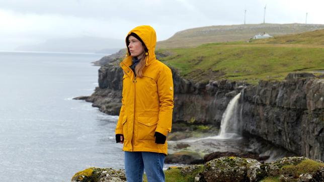 Die Küste Islands kann für Besucherinnen wie Johanna (Odine Johne) schnell gefährlich werden.