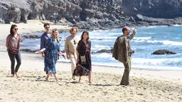 Die lebensfrohe Dorothea versammelt ihre Großfamilie auf Lanzarote: Elisabeth und Thomas sind mit ihren Partner:innen Stephan und Anna angereist (v. li. n. re.): Anna (Janina Uhse), Thomas (Florian David Fitz), Elisabeth (Caroline Peters), René (Justus von Dohnányi), Dorothea (Iris Berben) und Stephan (Christoph Maria Herbst).