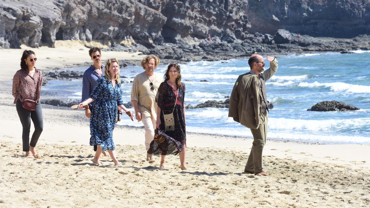 Die lebensfrohe Dorothea versammelt ihre Großfamilie auf Lanzarote: Elisabeth und Thomas sind mit ihren Partner:innen Stephan und Anna angereist (v. li. n. re.): Anna (Janina Uhse), Thomas (Florian David Fitz), Elisabeth (Caroline Peters), René (Justus von Dohnányi), Dorothea (Iris Berben) und Stephan (Christoph Maria Herbst).