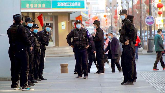 Bild: BR/NDR/Daniel Satra Die Menschenrechtslage in China ist schlecht. Besonders angespannt ist die Lage in der Region Xinjiang, wo die chinesische Regierung über Jahre einen Polizeistaat geschaffen hat. Hunderttausende Uiguren und andere Mitglieder muslimischer Minderheiten sollen in Umerziehungslagern verschwunden sein. Chinas Führung dementiert das, doch internationale Wissenschaftler, Journalisten und Politiker sammeln seit Jahren Zeugenaussagen und chinesische Regierungsdokumente und bewerten diese als Beweise für einen schleichenden Völkermord an den Uiguren. Weiteres Bildmaterial finden Sie unter www.br-foto.de.
