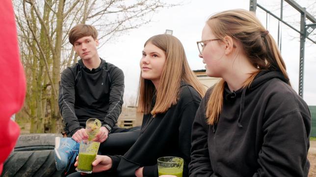 Bild: MDR/Cine Impuls Leipzig Die Pause mit Smoothie haben sie sich ordentlich verdient. Von links nach rechts: Niklas, Marlene und Lena