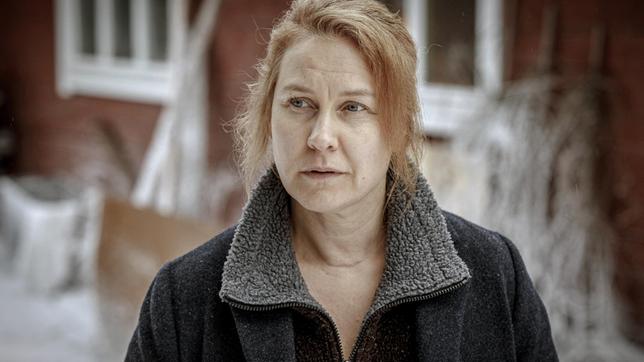 Bild: SVT 2020/Johan Paulin Die Polizistin Alice (Eva Melander) bearbeitet zwei Vermisstenfälle.