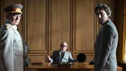 Die Realität ist wie das Theaterstück: Honecker (Jörg Schüttauf, Mitte) kann sich weder auf seinen Kronprinzen Krenz (Alexander Schubert, re.), noch auf Stasi-Chef Mielke (André Jung, li.) verlassen.