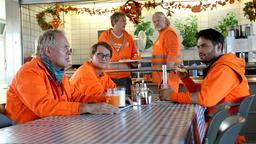 Die Ruhe vor dem Sturm: Werner (Uwe Ochsenknecht, li.), Ralle (Jörn Hentschel, 2. v. li.), Tarik (Aram Arami, re.), Specki (Frank Kessler, 2. v. re.) und Arne (Kai Lentrodt, Mitte) warten auf ihre Fahrtrouten.
