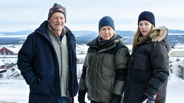 Bild: ARD Degeto/Yellow Bird/Johan Paulin Die Staatsanwältin Rebecka Martinsson (Sascha Zacharias, re.) arbeitet mit Kommissarin Mella (Eva Melander) und ihrem Kollegen Stålnacke (Thomas Oredsson) zusammen.