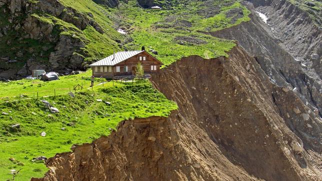 Die Stieregghütte in der Nähe von Grindelwald (Schweiz). Durch den Rückgang der Gletscher in der Umgebung kam die ganze Berglandschaft ins Rutschen – und mit ihr die Hütte. Folgen des Klimawandels zum Zuschauen – in einer Geschwindigkeit, die selbst Geologen überrascht.