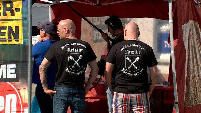 Bild: MDR Die T-Shirts des Sicherheitsdienstes wurden beim zweitägigen SS-Festival in Ostritz beschlagnahmt.