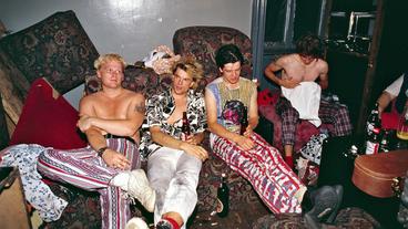 Bild: SWR Die Toten Hosen auf dem Sofa.