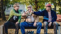 Die Tradition geht weiter: Krüger (Horst Krause), Bernd (Fritz Roth, li.) und Ecki (Jörg Gudzuhn, re.) stoßen an mit Bier aus Krygovice.