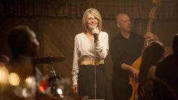 Die Witwe Leah (Diane Keaton) singt abends in einem Restaurant.