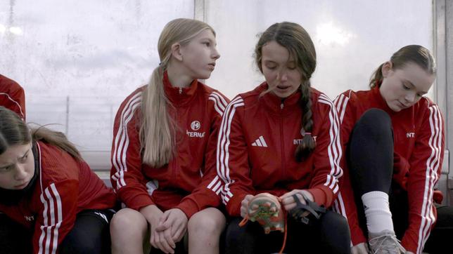 Bild: SWR/Graef Screen Productions Die Zukunft des Frauenfußballs ist talentiert, ehrgeizig, leidenschaftlich: Die Doku begleitet eine Nationalspielerin, eine Bundesligistin und zwei Nachwuchstalente, die es ins DFB-Fußballinternat Kamen-Kaiserau geschafft haben.