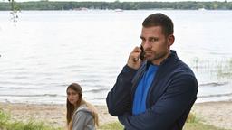 Dominik Licht (Moritz Otto) am Telefon.