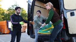 Doris (Mareile Blendl, re.) und Ralle (Jörn Hentschel, Mitte) helfen Tarik (Aram Arami, li.) beim Entrümpeln.