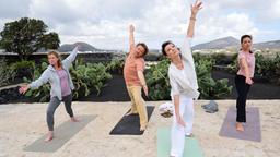 Dorothea versucht die Familienspannungen mit Yoga zu lösen (v. li. n. re.): Elisabeth (Caroline Peters), René (Justus von Dohnányi), Dorothea (Iris Berben) und Anna (Janina Uhse).