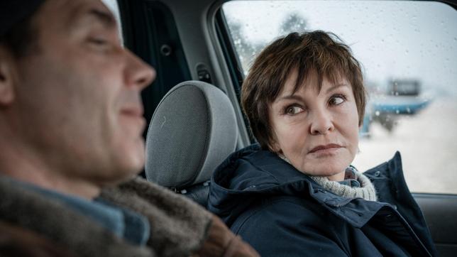 Dr. Brunner (Max Hopp) springt über seinen Schatten und bittet Karin Lossow (Katrin Sass) um Hilfe.