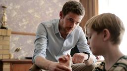 Dr. David Hunter (Harry Treadaway, li.) befragt Sam (Louie Mynett)