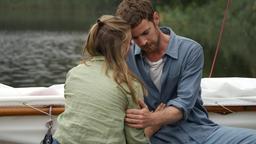 Dr. Hunter (Harry Treadaway) verliebt sich in Jenny (Jeanne Goursaud).