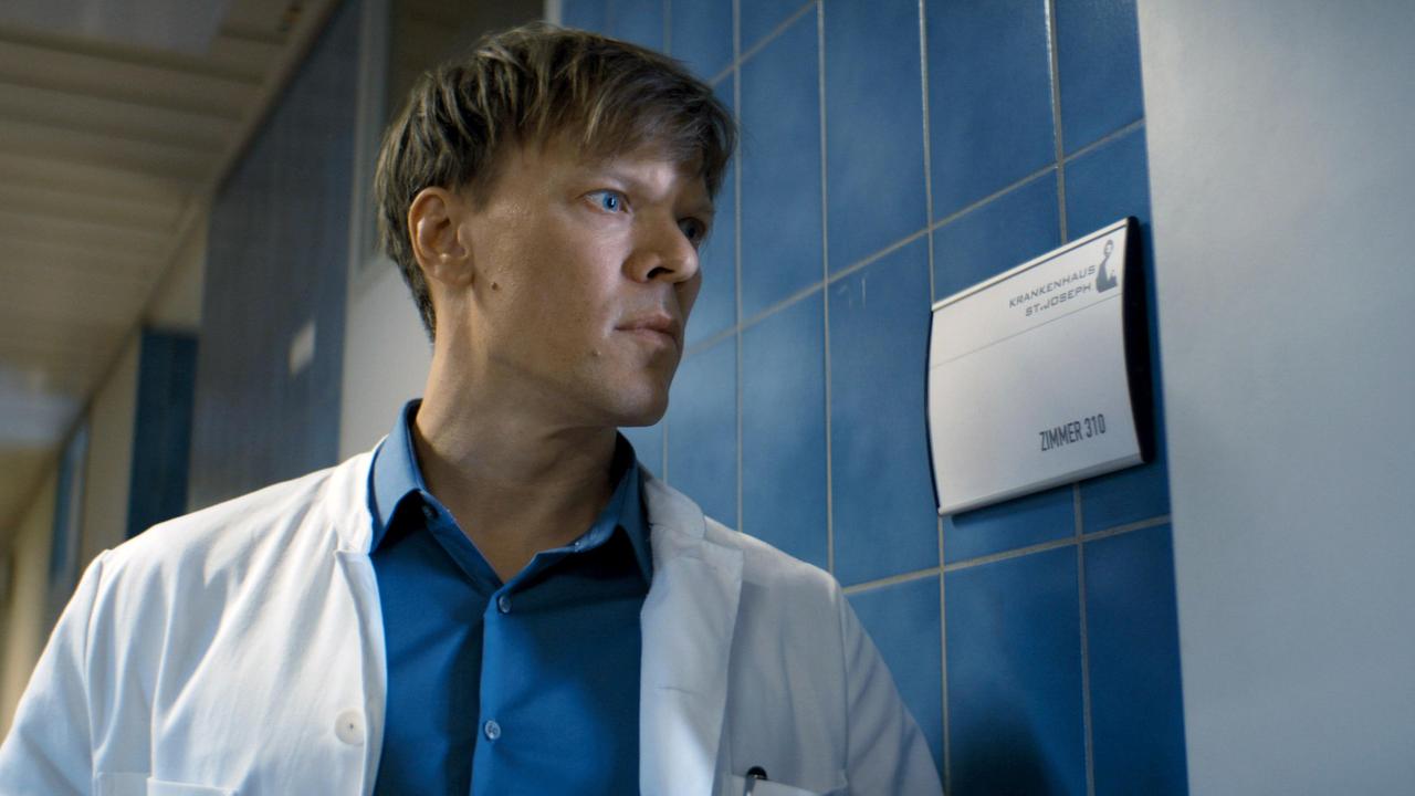 Dr. Ludwig (Sebastian Hülk) achtet besonders auf eine Patientin.