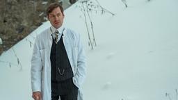 Dr. Mangold (David Kross)