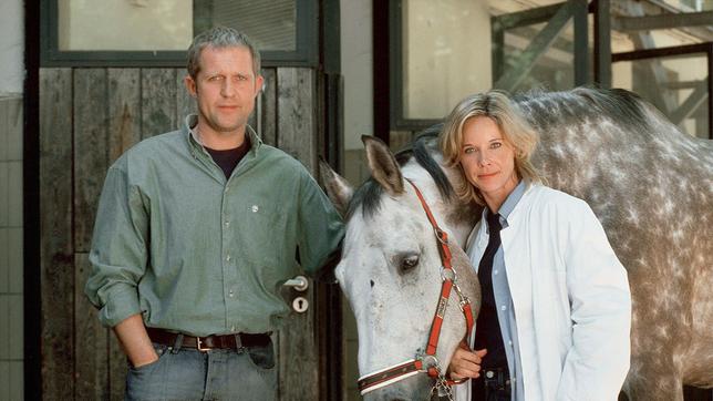 Dr. Tana Fechner (Ann-Kathrin Kramer) ist eine begabte Assistenzärztin an der Münchner Universitäts-Tierklinik. Sie hat sich in den Reitstall-Besitzer Bernhard Bausch (Harald Krassnitzer) verliebt.