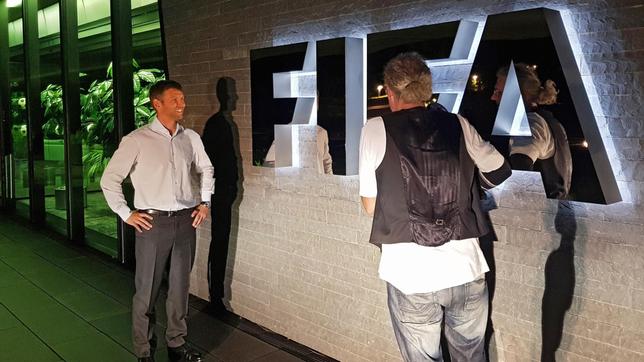 Dreh mit Thomas Hitzlsperger (li.) bei der FIFA.