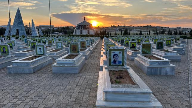 Bild: SWR/Matthias Ebert Drohnenangriffe auf die Kurden haben bereits viele Opfer gefordert. Die Überlebenden sind überzeugt, der permanente Beschuss kommt von der Türkei. Sind das kurdische Propagandamärchen oder gibt es dafür Beweise? Die Doku untersucht die Vorwürfe vor Ort.