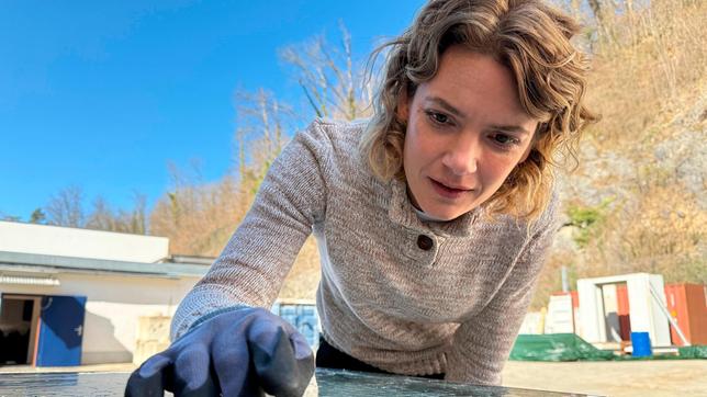 Druckwellentest: Sicherheitsglas hält der Belastung eines Blindgängers statt. Weiteres Bildmaterial finden Sie unter www.br-foto.de.