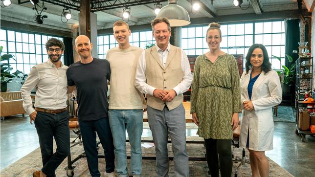 Bild: ARD/Max Kohr Eckart von Hirschhausen mit seinen Gästen Bijan Kaffenberger, Olli P. und Sohn Ilias, Janina Bielefeldt, Dr. Yael Adler,