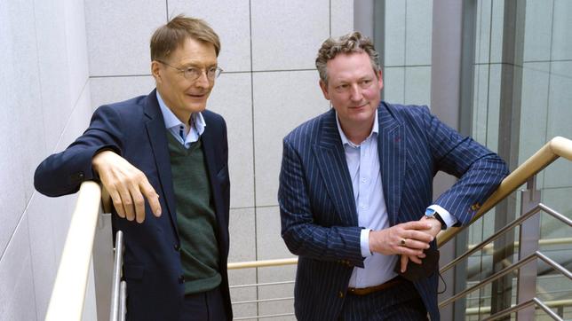Bild: WDR Eckart von Hirschhausen trifft Gesundheitsminister Prof. Dr. Karl Lauterbach (l), er gesteht ein: „Wir haben längst eine Pandemie der unbehandelten Long Covid Patienten