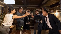 Ecki (Jörg Gudzuhn, 2. v. li.) und Jiri (Raphael Keric, 3. v. re.) füllen Mr. Han (Yu Fang), Mr. Bo (Yao Chunghang) und Mian (Linda Chang, li.) ab.