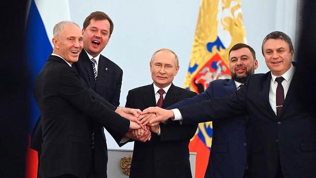 Bild: rbb/ARD Ein Jahr nach dem russischen Angriffskrieg gegen die Ukraine. Wie prägten die beiden Männer den Verlauf des ersten Kriegsjahres und wie beeinflussten ihre Charaktere und Entscheidungen Sieg oder Niederlage? Im Fokus: Verhalten und Handeln in einschneidenden Momenten und Wendepunkten des Kriegsgeschehens. Auf der einen Seite: der Ex-KGB-Offizier, auf der anderen: der Ex-Komödiant. - Präsident Putin bei der Annexions-Zeremonie am 30. September 2022.
