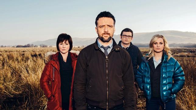 Bild: ARD Degeto/Fiction Factory S4C all3media Chief Inspector Tom Mathias (Richard Harrington, vorne), Constable Lloyd Ellis (Alex Harries, 2. v. re.), Siân Owens (Hannah Daniel, re.) und Mard Rhys (Mali Harries, li.).